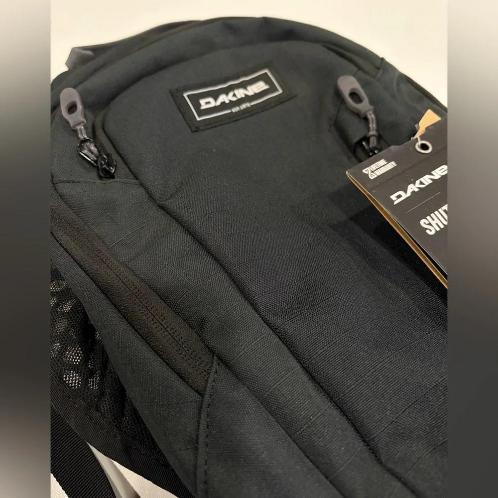 Dakine Shuttle 6L Hydration Backpack Black NWT Bag Pack Breathable Mesh Back
